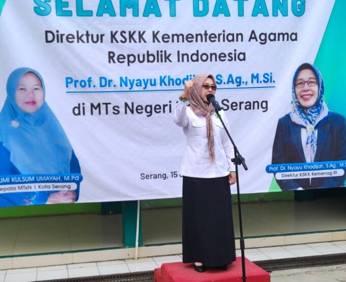 Kunjungan Dir KSKK Kementerian Agama RI pusat Prof. Dr. Nyanyu Khodijah, S.Ag.,M.Si di MTsN 1 Kota Serang